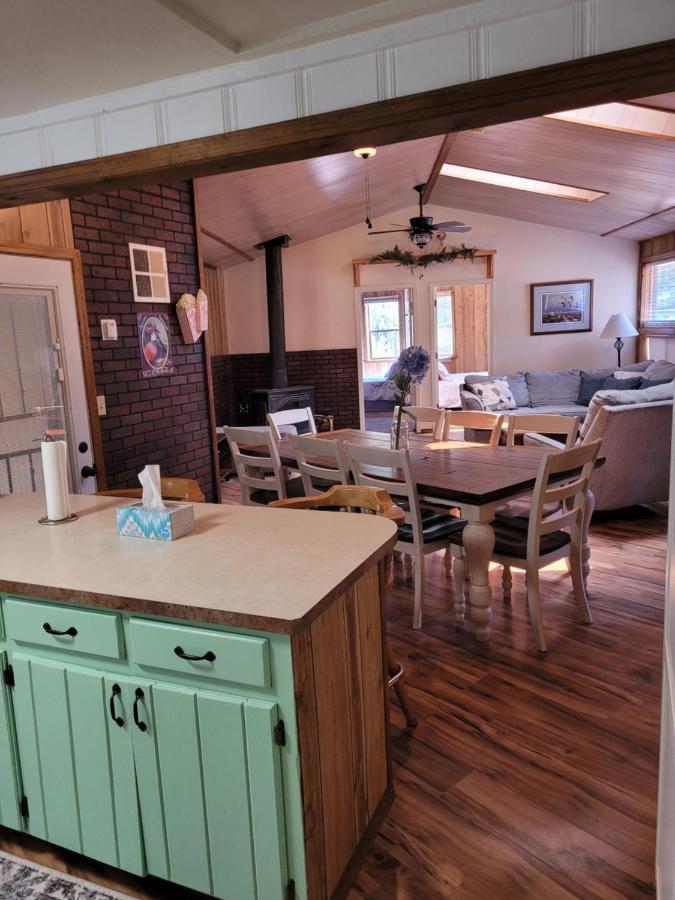Greer Point Trails End Cabins Exterior photo